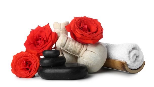 Krásné lázeňské složení pro Valentýna s květinami, bylinné tašky, kameny a ručník na bílém pozadí - Fotografie, Obrázek