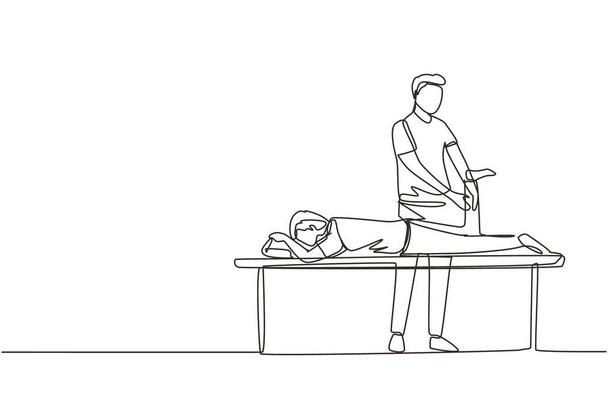 単回連続線画理学療法リハビリテーション支援.マッサージテーブルセラピストに横たわっている男性患者は、足を負傷したマッサージ治療を行います。グラフィックデザインベクトルを描く1行 - ベクター画像