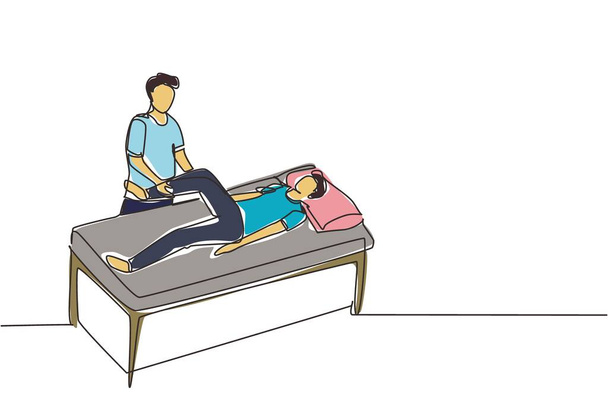 Ενιαία συνεχή γραμμή σχέδιο άνθρωπος που βρίσκεται στο τραπέζι μασάζ επαγγελματίας μασέρ θεραπευτής κάνει θεραπευτική θεραπεία μασάζ ασθενή θεραπεία γόνατο χειροκίνητη φυσιοθεραπεία. διάνυσμα σχεδίασης μιας γραμμής - Διάνυσμα, εικόνα