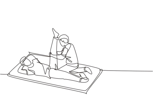 一本の線画リハビリテーションセンター。マッサージ療法。男性理学療法士は床に横たわって患者に足のマッサージを与えます.現代の連続線画デザイングラフィックベクトルイラスト - ベクター画像