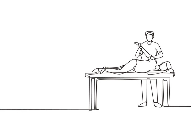 Única linha desenho homem paciente deitado na mesa de massagem terapeuta fazendo tratamento de cura massageando ferido mão manual conceito de reabilitação fisioterapia. Linha contínua desenhar vetor de design - Vetor, Imagem