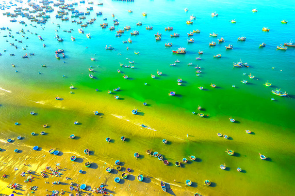 Mui Ne village de pêcheurs vu d'en haut avec des centaines de bateaux ancrés pour éviter les tempêtes, c'est une belle baie dans le centre du Vietnam - Photo, image