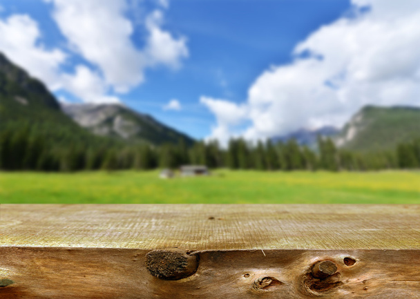 Порожній стіл з гірським фоном
 - Фото, зображення