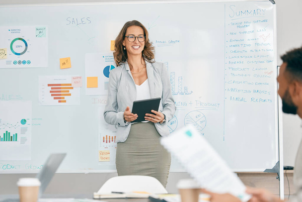 Business woman, tablet ή whiteboard παρουσίαση για τα οικονομικά της εταιρείας analytics, την εκπαίδευση ανάπτυξης επενδύσεων ή την ανάλυση των πωλήσεων της ομάδας. Ώριμος μέντορας, διευθυντής ή διευθυντής σε εργαστήριο κατάρτισης με τεχνολογία. - Φωτογραφία, εικόνα