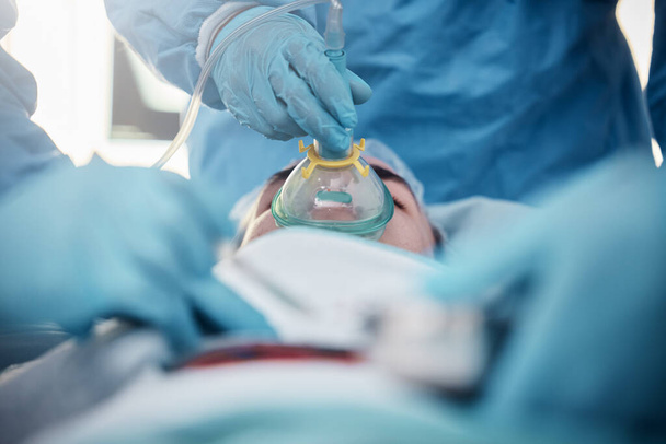 Γιατροί, χειρουργική επέμβαση και μάσκα οξυγόνου με ιατρική ομάδα που χειρουργεί έναν ασθενή στο νοσοκομείο. Γιατρός, νοσοκόμα και ομαδική εργασία με ιατρική ομάδα σε κλινική για την εκτέλεση επείγουσας επέμβασης. - Φωτογραφία, εικόνα