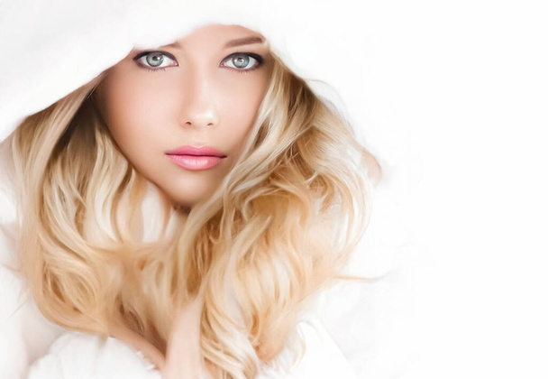 Hermosa mujer en abrigo de piel blanca, belleza y moda de invierno. - Foto, Imagen