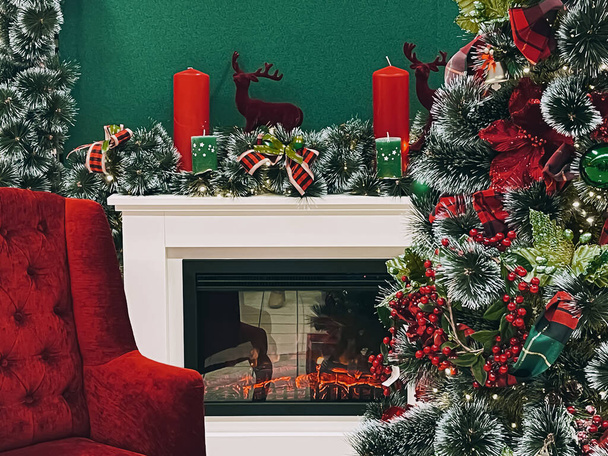 Navidad, vacaciones y decoración, acogedor sillón, árbol de Navidad, adornos, regalos y chimenea decorada en la casa de campo, temporada de vacaciones de invierno, ambiente festivo en casa. - Foto, Imagen