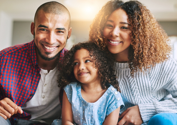 Ez nem anyagi dolgokról szól, hanem a családról. Egy boldog fiatal család portréja, akik három minőségi időt töltenek együtt otthon. - Fotó, kép