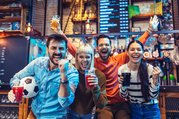 Heyecanlı futbol taraftarları barda futbol maçı izlerken kutlama yapıyorlar.. - Fotoğraf, Görsel