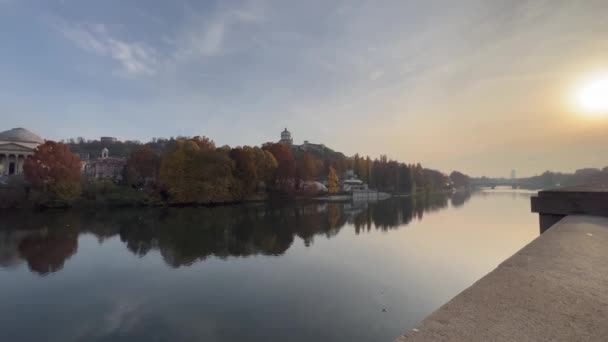 Turyńska panorama rzeki Po o zachodzie słońca. Wysokiej jakości materiał 4k - Materiał filmowy, wideo