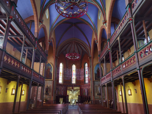 Saint-Vincent d 'Ustaritz Kilisesi' nin Bask Ülkesi 'ndeki sunağı ve iç kesimi. - Fotoğraf, Görsel