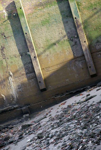 Balvany podél řeky Temže - Fotografie, Obrázek