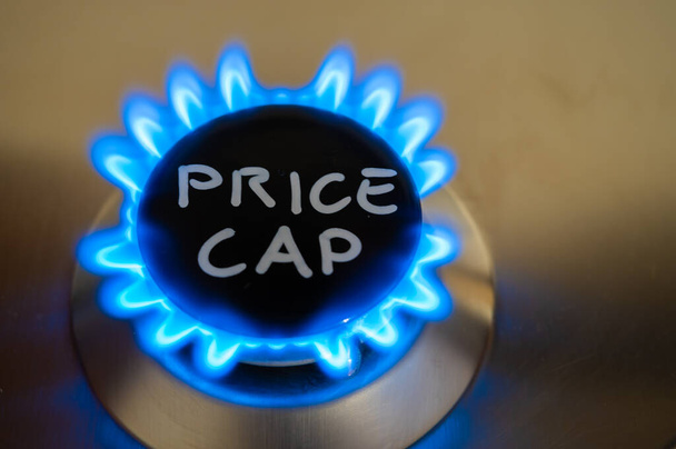 Lit gas burner, s nápisem Price Cap. Zavedení cenového limitu plynu v Evropě.  - Fotografie, Obrázek