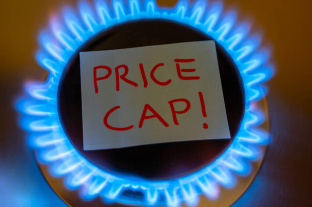 Palnik gazowy z napisem Price Cap. Wprowadzenie limitu cen gazu w Europie.  - Zdjęcie, obraz