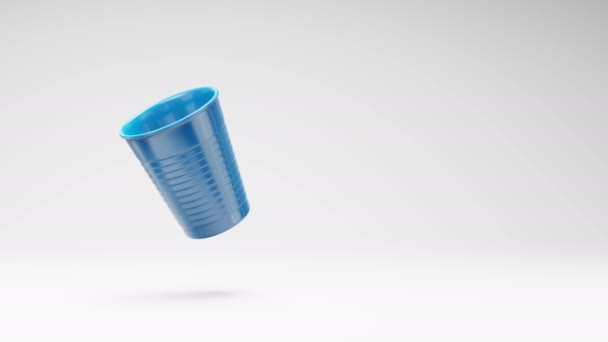Jeden modrý plastový jednorázové pohár točení na pozadí Studio světle šedá, bezešvé smyčka 3D animace s kopírovacím prostorem - Záběry, video