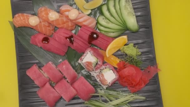 Zeitlupe Nahaufnahme eines Gerichts mit fertig zubereitetem roten Fisch, Gurken, Zitrone - Filmmaterial, Video
