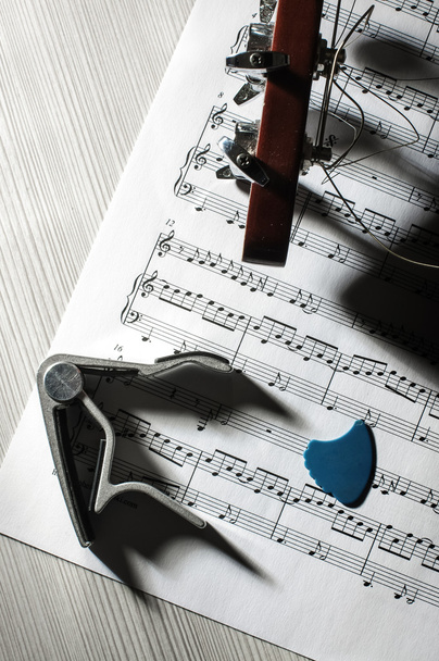 Гитара и аксессуары с твёрдыми тенями
 - Фото, изображение