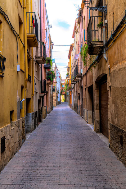 旧市街の狭い通りLa Selva del Campカタロニアスペインタラゴナとサロウから約20キロに位置しています - 写真・画像