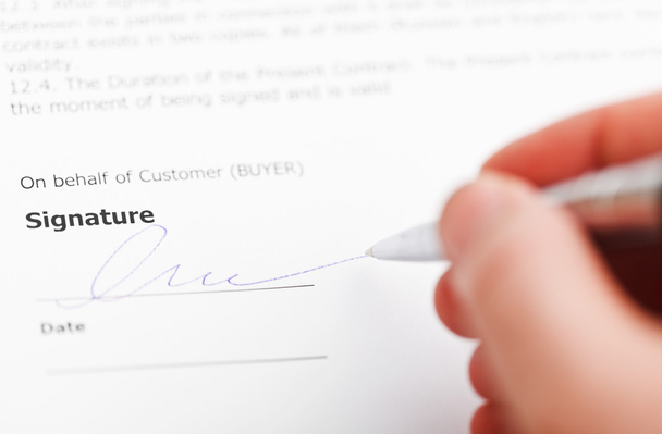 klant ondertekening van verkoop contract door zilveren pen - Foto, afbeelding