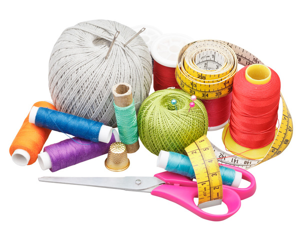 Kit van naaien objecten geïsoleerd op wit - Foto, afbeelding