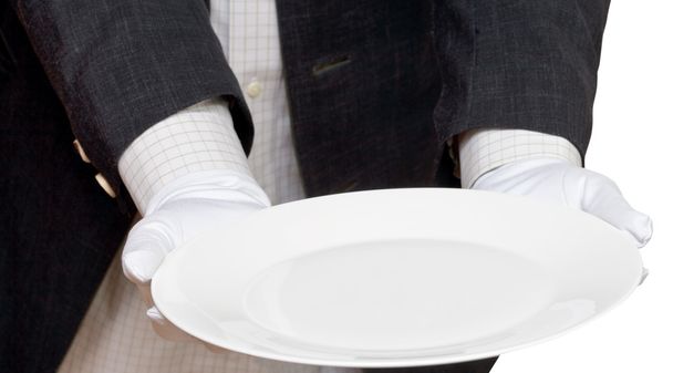 vista directa del plato blanco vacío en la mano con guantes
 - Foto, Imagen