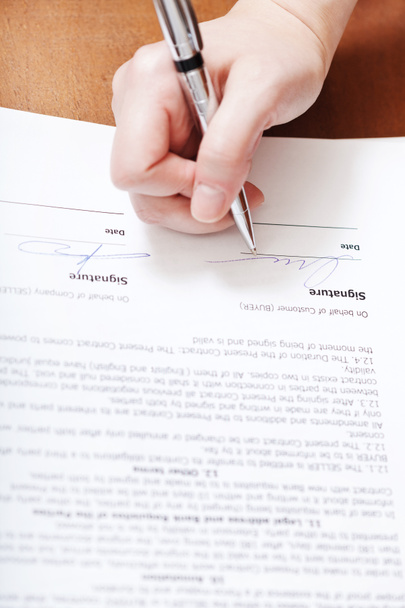 İstemci bir sözleşme ile gümüş kalem işaretleri - Fotoğraf, Görsel