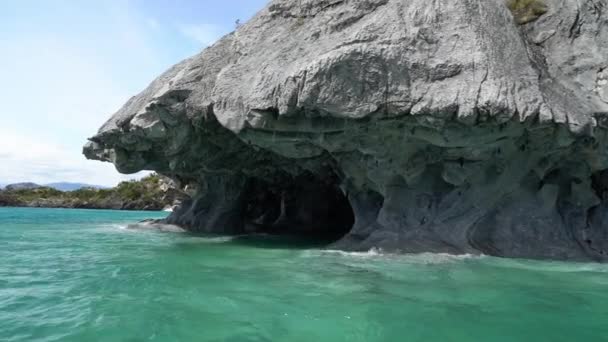 wycieczka statkiem motorowym do marmurowych jaskiń, capillas de marmol, przy lago general carrera wzdłuż carretera austral w Chile, Patagonia - Materiał filmowy, wideo