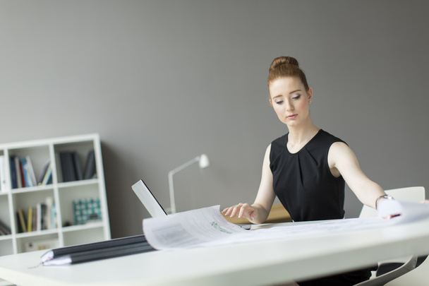Young woman in the office - Photo, Image