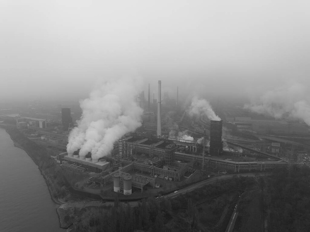 Obszar Ruhry, Ciężki obszar przemysłowy w pobliżu Dusseldorfu. Kopalnie węgla, wielkie piece, huty stali, niemiecka inżynieria przemysłowa i produkcja stali. - Zdjęcie, obraz