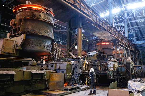 Vista desde el interior de la tienda de una fábrica de acero. Cuchara de metal caliente en una gran planta metalúrgica. Fundición de fundición de hierro y acero. - Foto, imagen