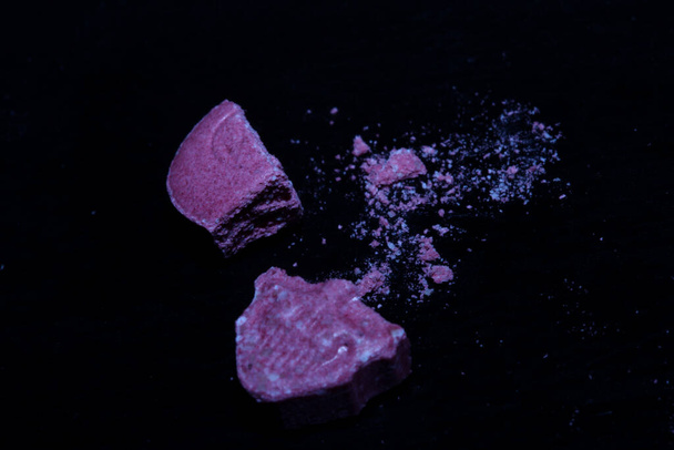 Crâne rose ecstasy pilule fermer fond haute qualité empreintes violet armée drogue stupéfiants substance haute dose psychédélique mode de vie - Photo, image