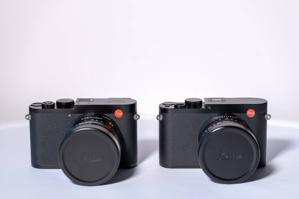 Лондон, Великобритания - 2022.12.21: Красивые старинные современные цифровые камеры Leica Q и Q2 - Фото, изображение