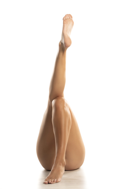 kaunis ja seksikäs ristissä naisten jalat valkoinen lattia ja studio tausta - Valokuva, kuva