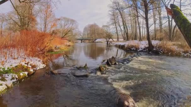 První zimní dny na malé řece, Polsko. - Záběry, video