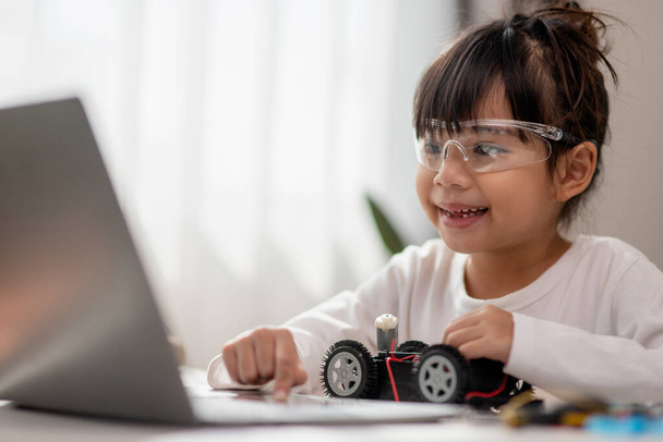 Asijští studenti se učí doma v kódování robotů automobilů a elektronických kabelů v STEM, STEAM, matematika inženýrství věda technologie počítačový kód v robotice pro děti koncept. - Fotografie, Obrázek