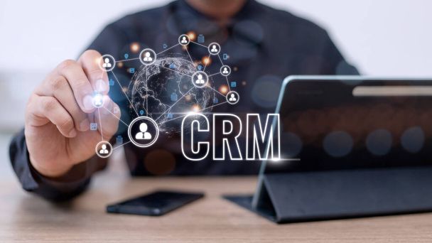 İş satış pazarlama sistemi konsepti için CRM Müşteri İlişkileri Yönetimi CRM veritabanı analizini desteklemek için hizmet uygulamasının fütüristik grafik arayüzünde sunulmuştur. - Fotoğraf, Görsel