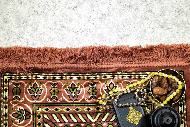 lyhty ja rukousmatto, rukous muslimi ja päivämäärät hedelmät, islam loma - Valokuva, kuva