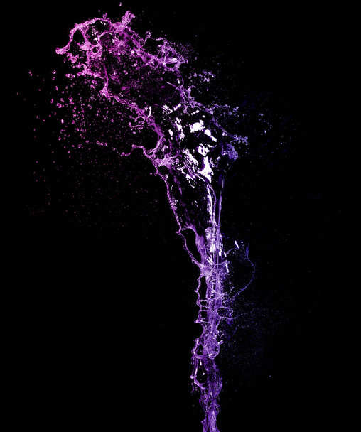 Lange stroom fris transparant water geïsoleerd op zwarte achtergrond. Splash  - Foto, afbeelding