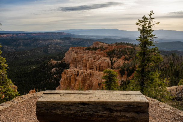 Bryce Canyon and Log Bench On Cloudy Day in summer - Fotografie, Obrázek