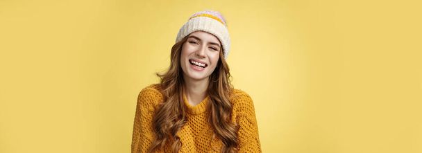 Close-up coqueta coqueta guapa feliz sonriente mujer riéndose divirtiéndose disfrutando interesante divertida conversación sonriendo alegremente usando cálido y acogedor sombrero de pana, suéter de punto. - Foto, imagen