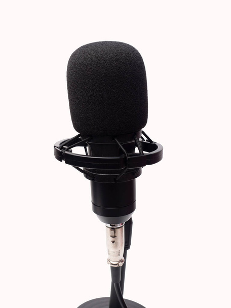 Beyaz izole bir zemin üzerinde siyah bir yoğunlaştırıcı mikrofon resmi - Fotoğraf, Görsel