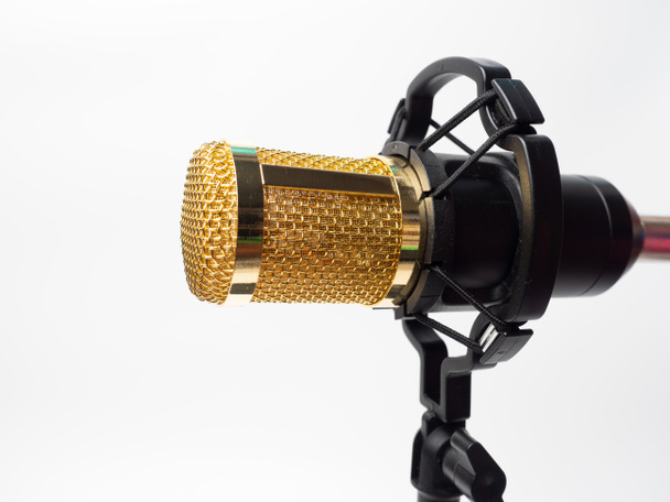 Immagine di un microfono a condensatore nero su uno sfondo bianco isolato - Foto, immagini