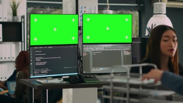 Database ontwikkelaar analyseren van greenscreen weergave op meerdere schermen, werken met server code op monitoren. System engineer met behulp van geïsoleerde copyspace chromakey met mockup template op kantoor. - Video