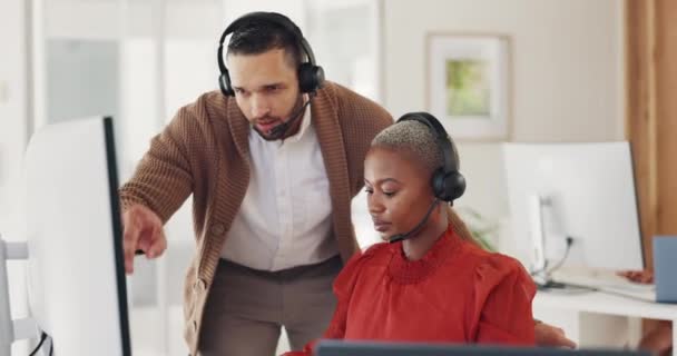 Call center, customer service and man training black woman in office. Coaching, learning and teamwork of telemarketing consultants, sales agents and male helping female intern with computer software - Séquence, vidéo