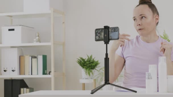 Cosmetologist blogger is making publicity. High quality 4k footage - Filmagem, Vídeo