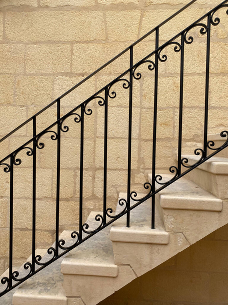 hermosas escaleras de piedra antigua en Malta - Foto, imagen