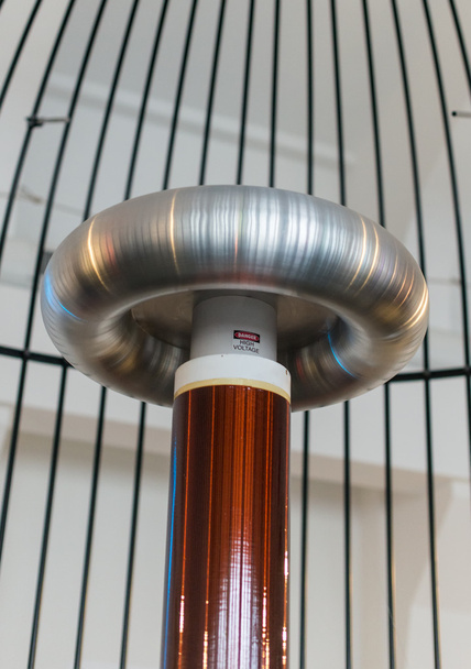 Resonant transformator in kooi van faraday. Tesla coil. - Foto, afbeelding