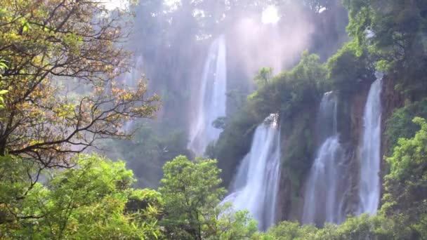 Водоспад Тхі Лор Су розташований в заповіднику Umphang Wildlife Sanctuary в провінції Так, Таїланд, об'єкт Всесвітньої спадщини ЮНЕСКО. - Кадри, відео