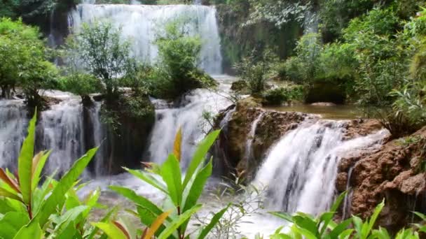 Wodospad Thi Lor Su znajduje się w Umphang Wildlife Sanctuary w Tak prowincji, Tajlandia, wpisane na listę światowego dziedzictwa UNESCO. - Materiał filmowy, wideo