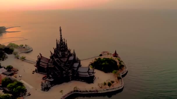 Pattaya Thaimaa, puinen temppeli auringonlaskun aikana Totuuden pyhäkkö puinen temppeli Pattaya Thaimaa - Materiaali, video